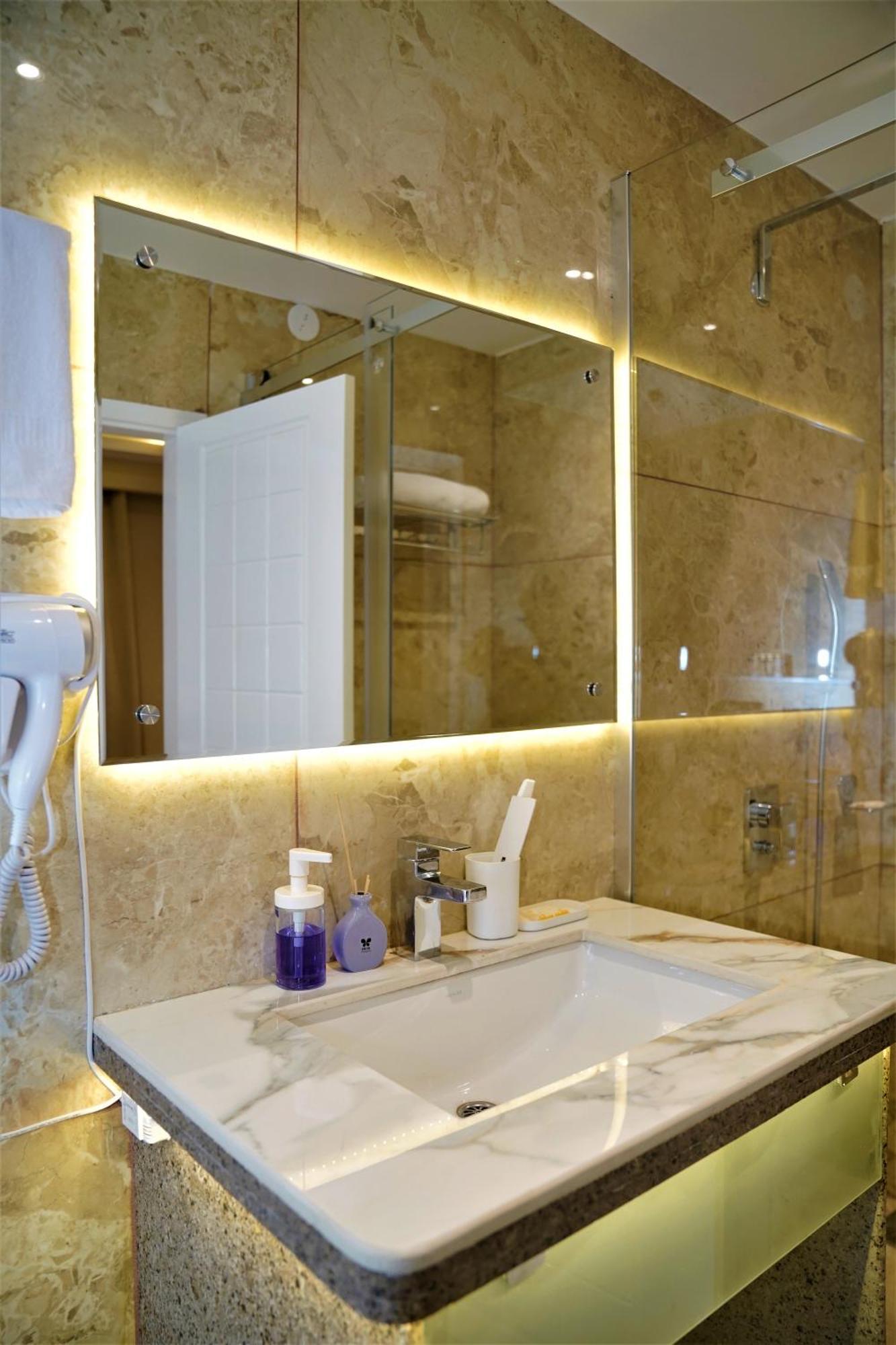 فندق Essence Grandeur غاواهاتي المظهر الخارجي الصورة