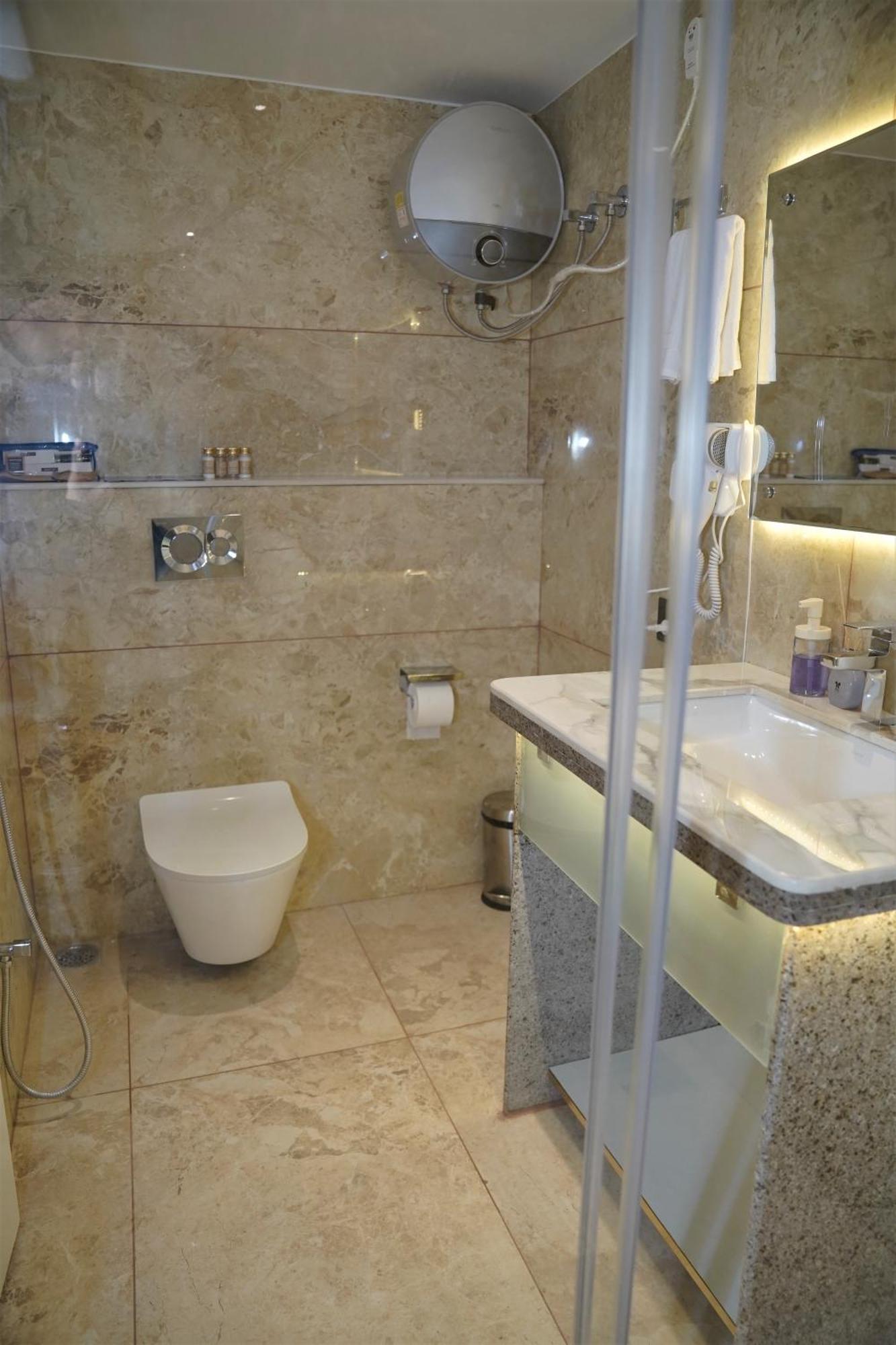 فندق Essence Grandeur غاواهاتي المظهر الخارجي الصورة